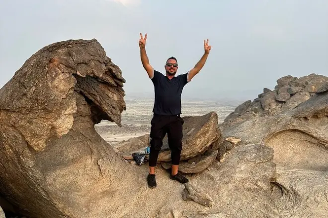 Moon Valley hike in Jeddah: Sunset climb with Arabic coffee