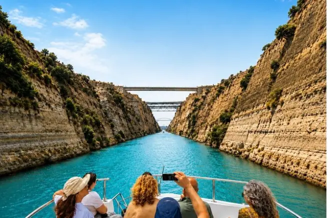 Croisière canal de Corinthe : Bateau à fond de verre entre falaises