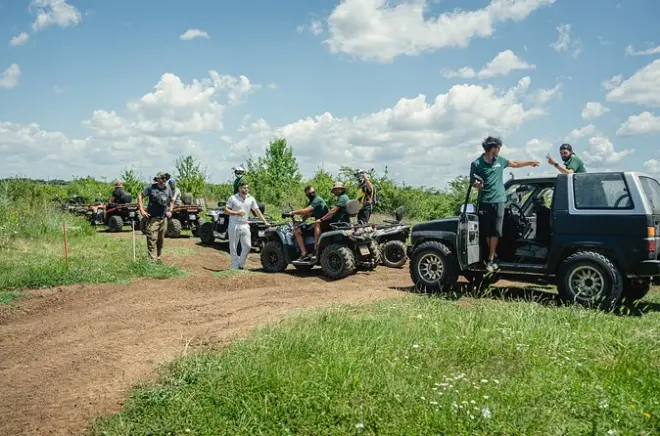 Rutas en ATV cerca de Veliko Tarnovo: Cascada y monasterio