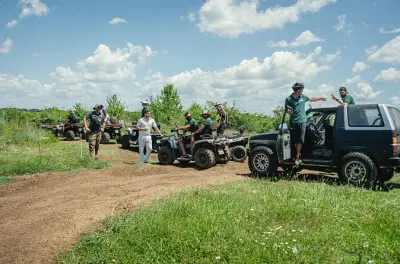 Rutas en ATV cerca de Veliko Tarnovo: Cascada y monasterio