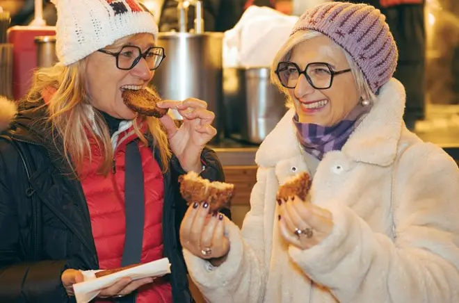 Mercado de Natal em Luxemburgo com degustação de comidas típicas