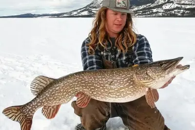 Pesca sul ghiaccio nello Yukon con guida privata e attrezzatura