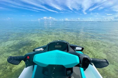 Alugue um jet ski em key west por 1 hora e aproveite um passeio freestyle. acelere, relaxe ou explore cantinhos tranquilos com jet skis sea doo novos e equipamentos de segurança.