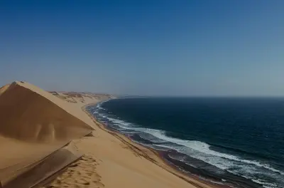 Sandwich Harbour da Walvis Bay: Dove il deserto incontra l’oceano