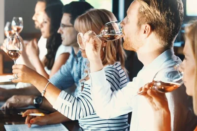 Scopri la regione vinicola di kumeu ad auckland con un tour in piccolo gruppo. degusta in 3 vigneti, gusta un pranzo di 3 portate e rilassati con il trasporto incluso.