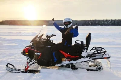 Sinta a emoção do safari de moto de neve em rovaniemi, pilotando modelos 2025 pelas florestas silenciosas da lapônia, e depois aqueça-se com um churrasco à beira do lago. grupos pequenos, todo eq