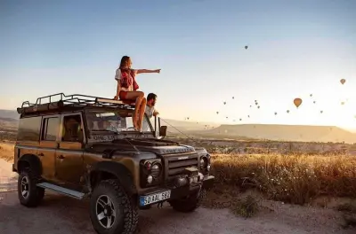 Coucher de soleil en jeep dans les vallées Rouge, Rose et Amour
