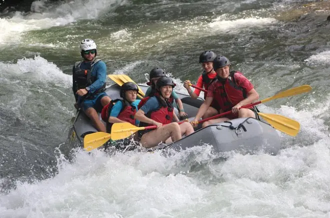 Aventura en aguas bravas clase 4 cerca de San José en grupo pequeño