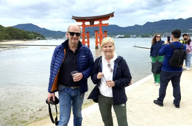 Hiroshima e Miyajima tour privato con torii galleggiante