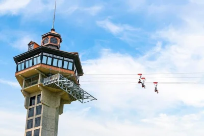 Vivi l’adrenalina a branson lanciandoti dalla inspiration tower, ziplining per mezzo miglio a 50 mph. biglietto, tasse e assistenza locale inclusi.