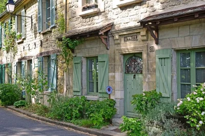 Camina tras los pasos de van gogh en una excursión privada de medio día desde parís a auvers-sur-oise. visita su habitación, descubre los lugares que pintó y rinde homenaje en su tumba.