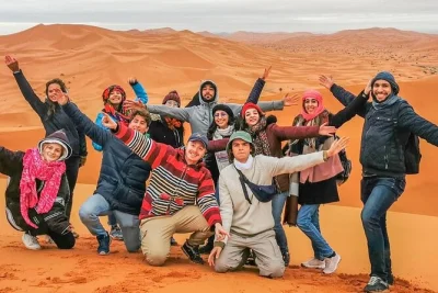 Découvrez l’excitation du désert de dubaï avec du dune bashing, des balades à dos de chameau, du sandboard et un dîner bbq dans un camp bédouin. transfert hôtel et spectacles en direct inclus