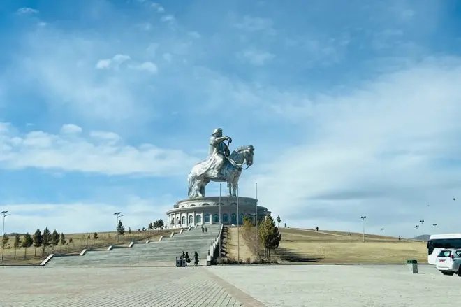 Paseo a caballo en el parque nacional Terelj cerca de Ulaanbaatar