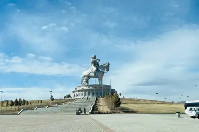 Paseo a caballo en el parque nacional Terelj cerca de Ulaanbaatar
