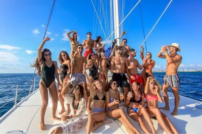 Isla mujeres, playa tortugas, recife meco, snorkel, murais coloridos, north beach e open bar com guia local. aproveite o melhor do caribe mexicano!