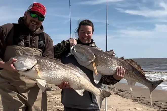 Pesca dalla spiaggia in Louisiana: Cattura il red drum sulla sabbia