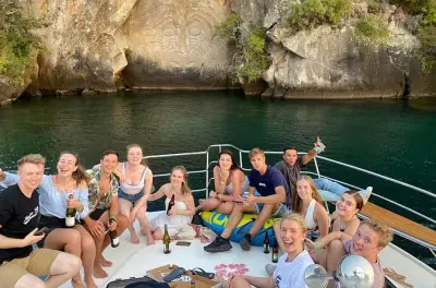 Charter en soirée sur le lac Taupō : Sculptures maories en catamaran