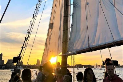 Disfruta la brisa en un crucero al atardecer por boston harbor en un velero clásico. contempla el skyline iluminado, toma una cerveza local y relájate con la tripulación—bebidas disponibles a bor
