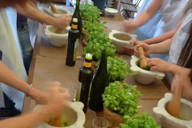 Manarola pesto lesson: Marble mortar technique
