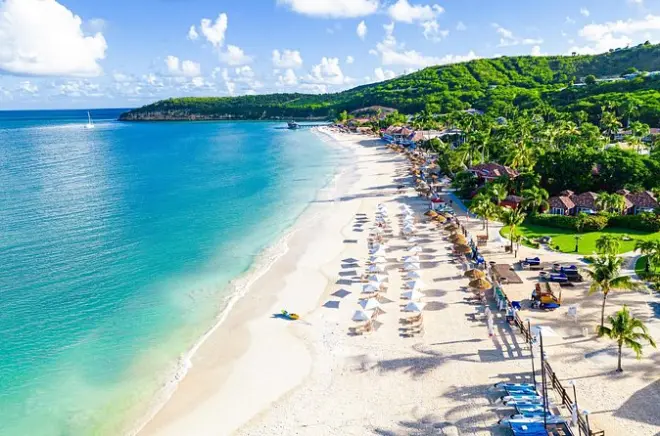 Dickenson Bay, Fort Bay et cabine rouge au départ d’Antigua