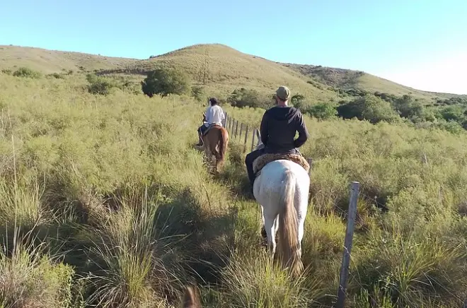 Cabalgata en sierras de Tacuarembó: Ensilla tu propio caballo