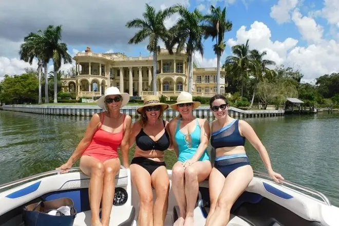 Delfin- und Sightseeing-Tour in Sarasota: Private Bootscharter