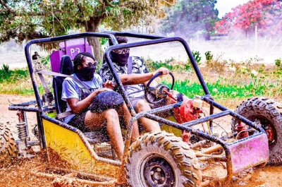 Sinta a emoção de um passeio de buggy em punta cana, prove chocolate e café fresquinhos numa fazenda local, nade em um cenote e termine na praia de macao. inclui transporte.
