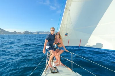 Embarque em um trimarã em cabo para um passeio ao pôr do sol passando pelo arco, praia dos amantes e leões marinhos. open bar, música e opção de transfer do hotel para facilitar sua reserva.