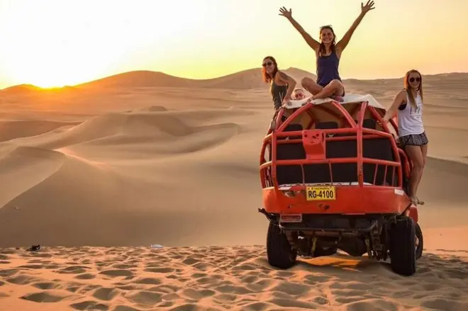 Guida in buggy e sandboarding a Huacachina