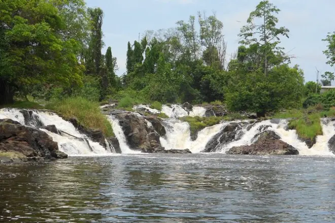 Chutes de la Lobé tour: Canoe, waterfall climb & local art