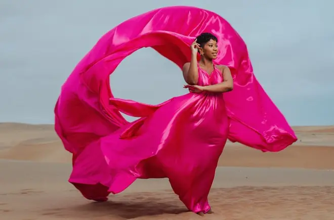 Sesión en Swakopmund con vestidos voladores y fotos personalizadas