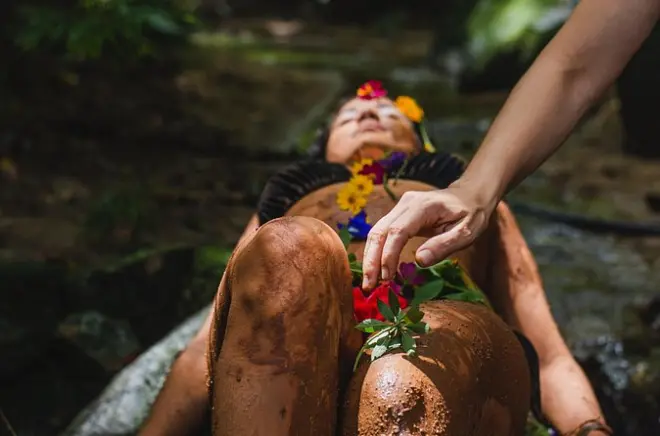 Cerimonia di benessere in Colombia con argilla e tarocchi