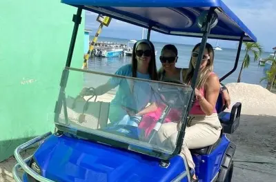 Voiturette de golf 4 places à Ambergris Caye avec prise à l’hôtel