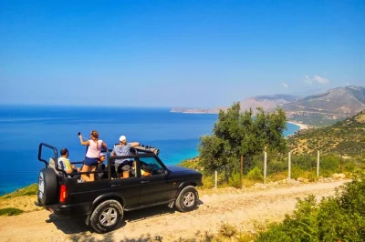 Scopri saranda con un tour in jeep: visita la sorgente blue eye, ammira il castello di lekursi e rilassati in una spiaggia segreta con pranzo locale opzionale. incluso il pick-up.