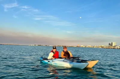 Kayaking in Pensacola Bay: Dolphins, rays and beach wildlife