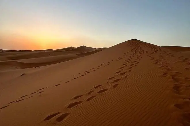 Balade à dos de chameau au coucher du soleil dans le désert de Merzouga depuis Errachidia