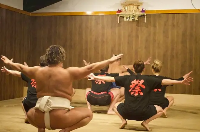 Sumotraining in Tokio mit einem ehemaligen Makuuchi-Ringer erleben