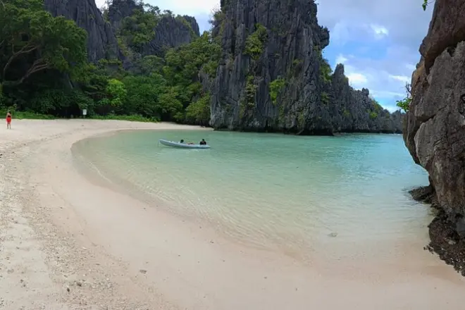 Excursion îles El Nido : Hidden Beach accessible par les falaises