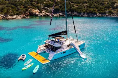 Tour de catamarã em Agios Nikolaos com almoço e brinquedos aquáticos