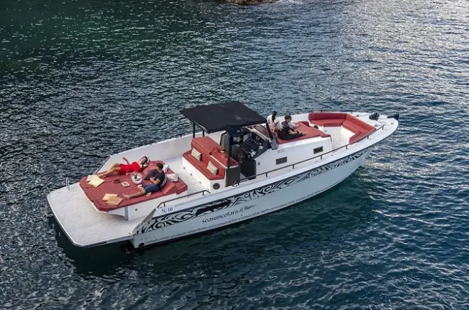 Capri en barco privado: Cuevas, Faraglioni y paradas para nadar