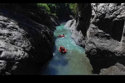 Vive la sección chorro del río naranjo cerca de manuel antonio. excursión privada de rafting con recogida en hotel, guía experto y snacks incluidos.