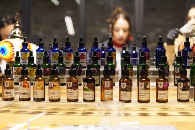 Découvrez un atelier à galata pour créer votre propre parfum à istanbul. composez votre fragrance, savourez un thé turc et repartez avec votre flacon personnalisé—tout le matériel est fourni.