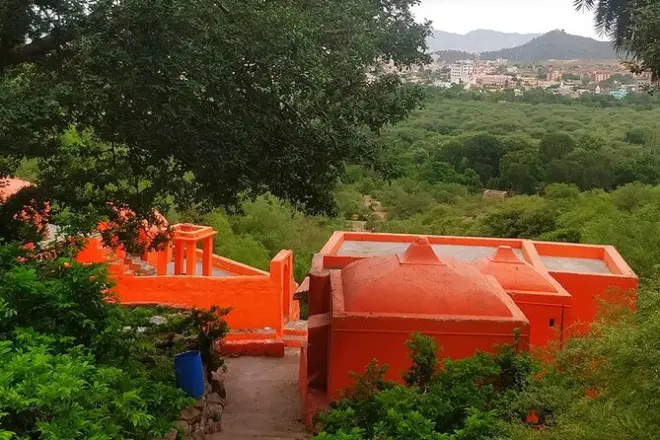 Pushkar offbeat tour: Rural temples, ashrams & rose fields