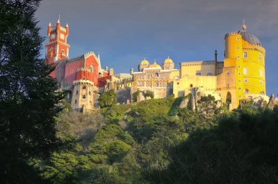 Tour privato da lisbona a sintra e cascais. scopri palazzi, cabo da roca, orme di dinosauro e assaggia specialità locali con guida esperta.
