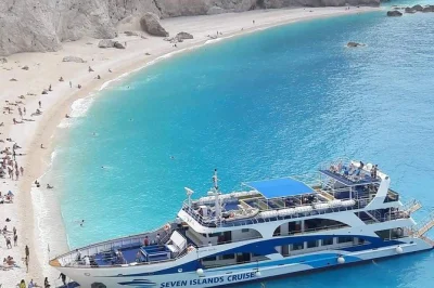 Despierta con el azul del mar jónico, nada en las playas más famosas de lefkas, explora fiscardo en kefalonia y disfruta un almuerzo griego a bordo. incluye paradas para nadar y guía local.