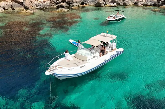 Location de bateau privé à Ibiza : Cala Bassa et cala Compte