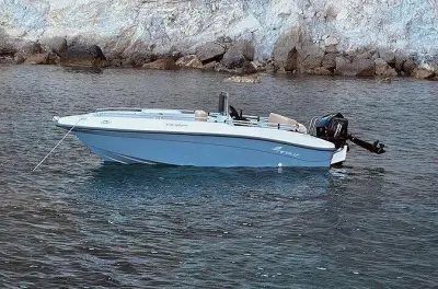Milos in barca privata: 10 ore tra spiagge raggiungibili solo dal mare