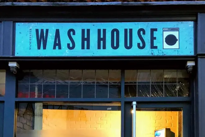 Speakeasy Washhouse en Manchester con entrada secreta y cata de cócteles