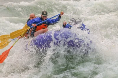 Disfruta del rafting en snake river cerca de jackson hole en una balsa pequeña solo con remos. atrévete con los rápidos big kahuna junto a un guía local, transporte ida y vuelta incluido.