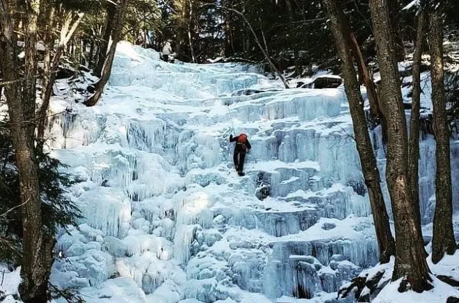 Eisklettern in den Catskills: Technik an Eisfällen erlernen